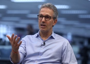 PT aciona Ministério Público após Zema liberar alunos sem vacina nas escolas de MG