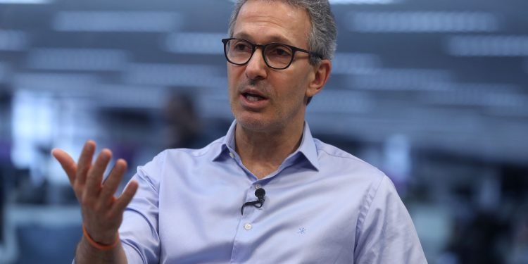 PT aciona Ministério Público após Zema liberar alunos sem vacina nas escolas de MG