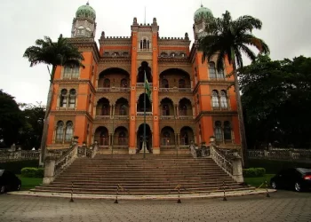 Fiocruz desvia verba da saúde indígena para bancar viagens de coordenador ao exterior