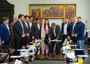 Tarcísio envia projeto de lei para criar escolas cívico militares em SP