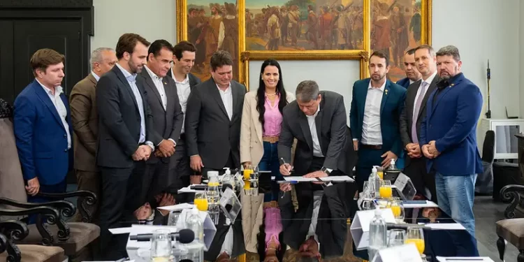 Tarcísio envia projeto de lei para criar escolas cívico militares em SP