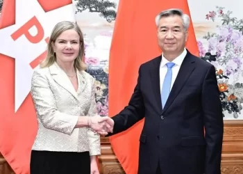 Gleisi Hoffmann vai à China para ‘promover alinhamento’ do PT com Partido Comunista