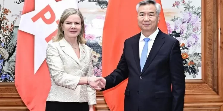 Gleisi Hoffmann vai à China para ‘promover alinhamento’ do PT com Partido Comunista