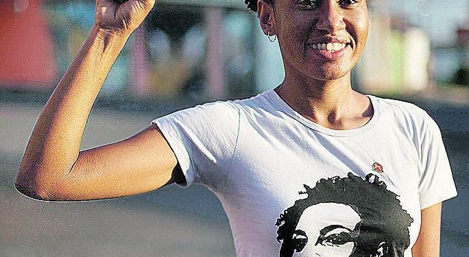 Após festa polêmica com nudez, vereadora do PT pede licença