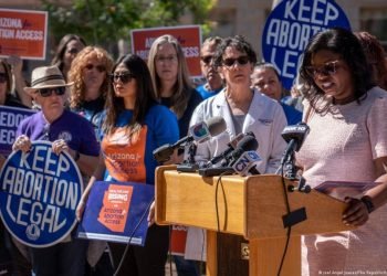 Arizona proíbe o aborto, e Globo chama atitude de “retrocesso”