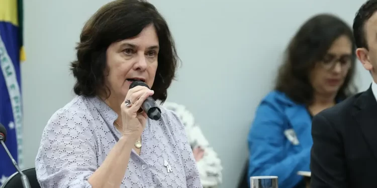 Nísia Trindade tenta minimizar recorde de mortes por dengue no Brasil