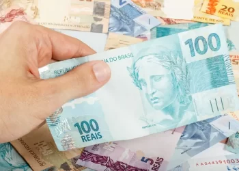 Em abril, real desvaloriza mais que o peso argentino ante o dólar