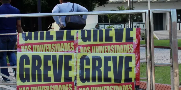 Universidades federais marcam greve a partir de segunda-feira
