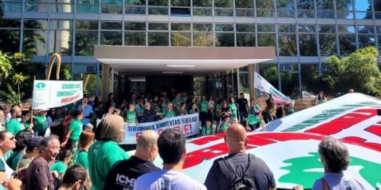 Em meio a recorde de incêndios, servidores ambientais começam greve em 23 Estados e no DF