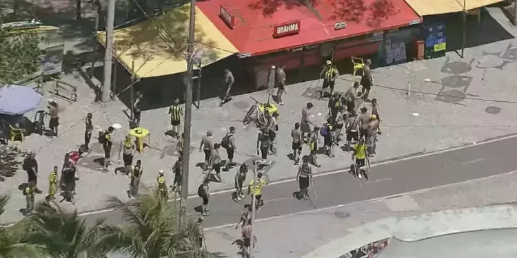 Torcedores do Peñarol promovem barbárie no Rio; 200 são presos