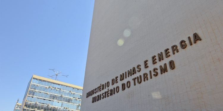 Volta do horário de verão vai ser decidida na próxima terça-feira, diz ministro