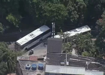 Rio de Janeiro: criminosos sequestram 7 ônibus e usam como barricadas em operação do Bope