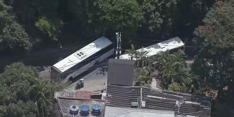 Rio de Janeiro: criminosos sequestram 7 ônibus e usam como barricadas em operação do Bope