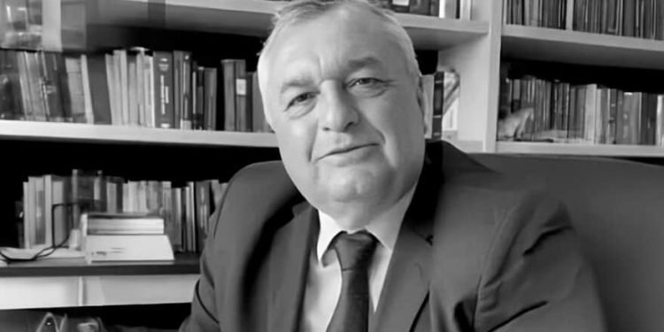 Ex-presidente da OAB é morto a tiros após deixar neto na escola