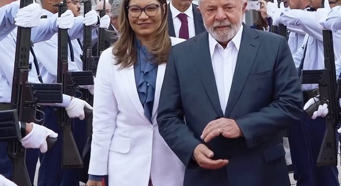 Governo impõe sigilo sobre lista de passageiros de voo de Lula que fez parada de 10 minutos