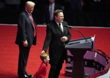 Trump assina ordem para reduzir funcionários públicos e dar mais poder a Musk