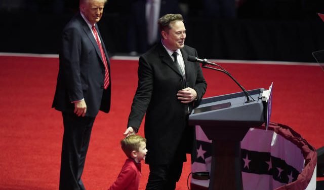 Trump assina ordem para reduzir funcionários públicos e dar mais poder a Musk