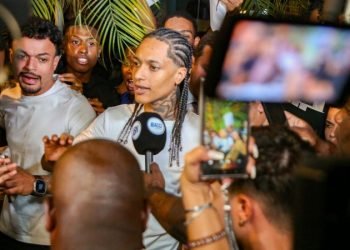 Fãs de Oruam agridem repórter do SBT em frente à delegacia