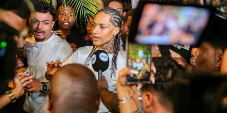 Fãs de Oruam agridem repórter do SBT em frente à delegacia