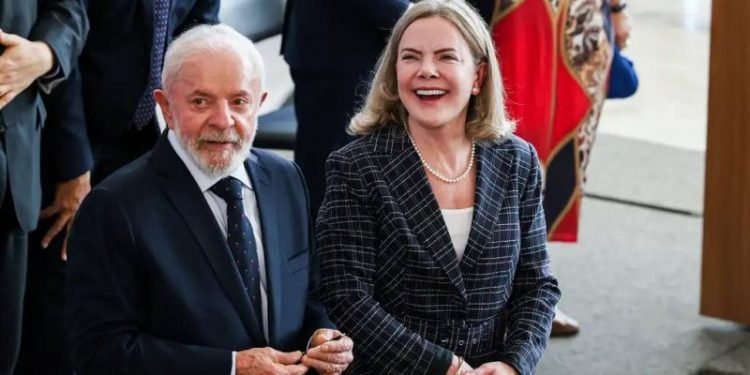 Gleisi em vídeo: “O juro tá alto? Pega o empréstimo do Lula”