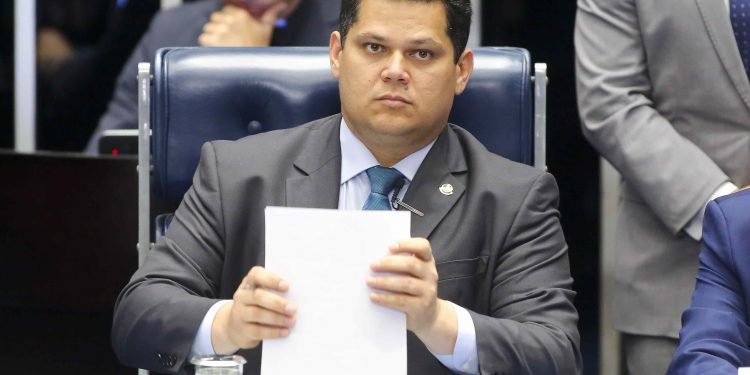 Alcolumbre acionará o STF contra o deputado Gustavo Gayer