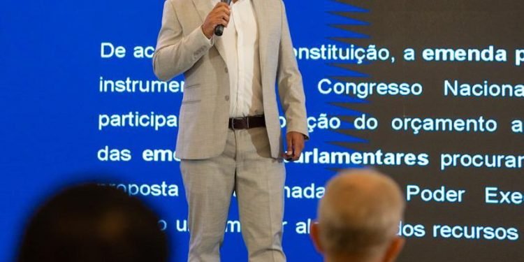 Welbert Pedro ministra palestra sobre emendas parlamentares para mais de 300 vereadores em Brasília