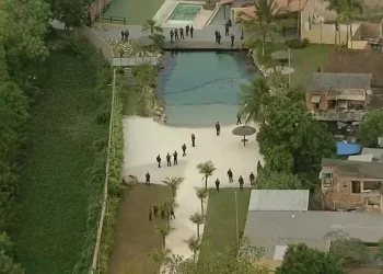 Polícia faz operação no Rio para demolir “resort” de traficante