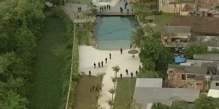 Polícia faz operação no Rio para demolir “resort” de traficante