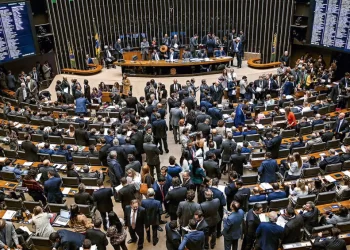 Oposição ameaça paralisar Câmara por anistia aos envolvidos no 8 de janeiro