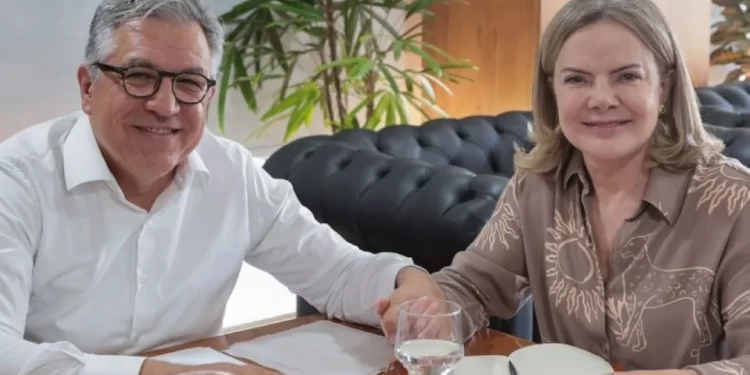 Gleisi Hoffmann e Padilha tomam posse nesta segunda