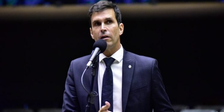 Deputado Luiz Lima questiona gastos da comitiva de Lula ao Japão e ironiza luxo presidencial