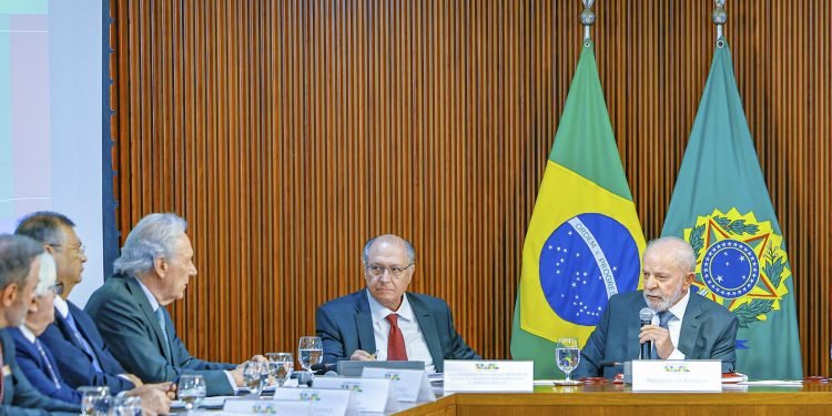 Lula diz que não permitirá que ‘bandidos’ tomem conta do Brasil e cita “república de ladrão de celular”