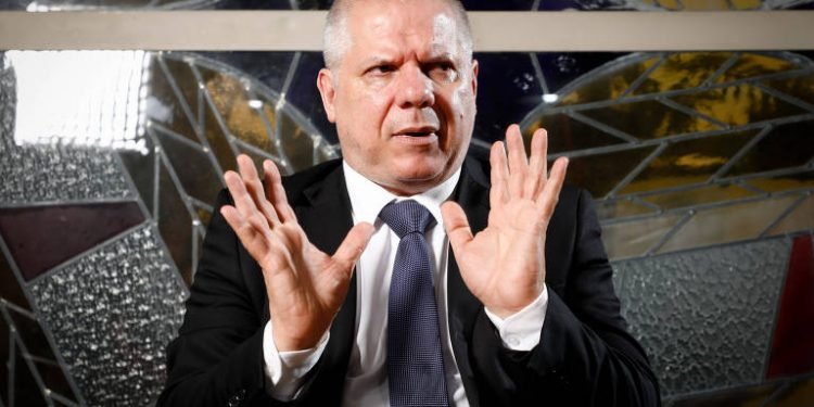 Presidente do INSS pede demissão após operação da PF investigar fraude de R$ 6,3 bilhões