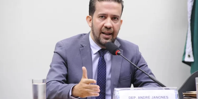 Réu confesso em esquema de ‘rachadinha’, Janones chama Débora dos Santos de ‘desgraça’