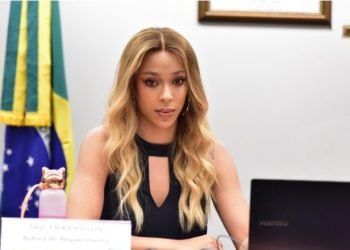 Erika recebe visto masculino para EUA e chama Trump de “doente”