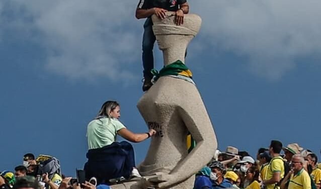 STF forma maioria para condenar Débora, que pichou estátua no 8/1