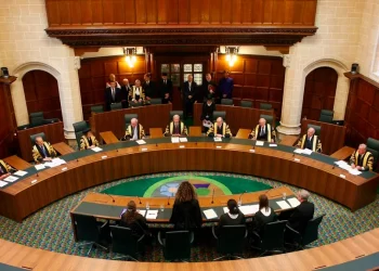 Suprema Corte do Reino Unido decide que “mulher” se refere ao sexo biológico, não à identidade de gênero