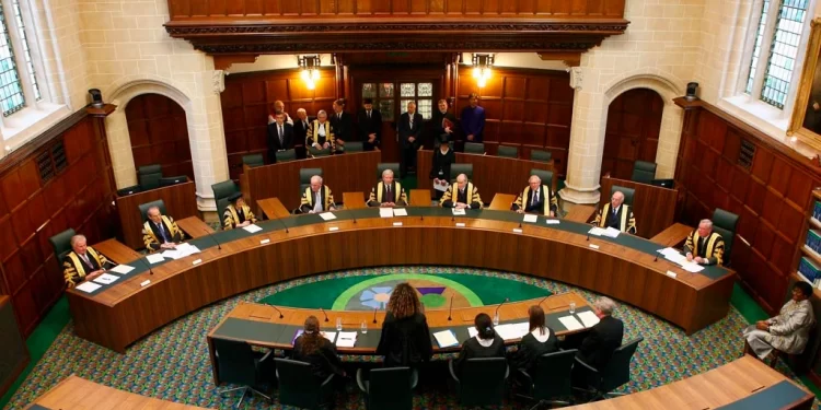 Suprema Corte do Reino Unido decide que “mulher” se refere ao sexo biológico, não à identidade de gênero