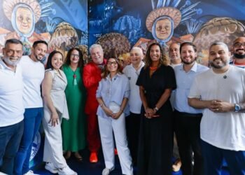 Janja visita barracão da Acadêmicos de Niterói e confirma presença no desfile sobre Lula