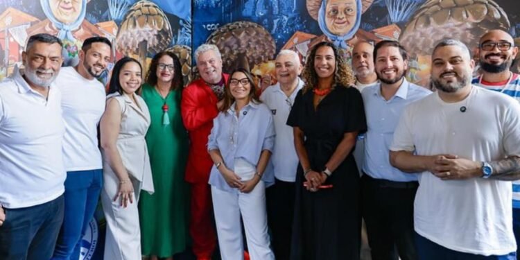 Janja visita barracão da Acadêmicos de Niterói e confirma presença no desfile sobre Lula