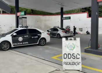 Operação da Polícia Civil de São Paulo cumpre mandados em postos de combustíveis suspeitos de ligação com o Primeiro Comando da Capital (PCC) no litoral de SP