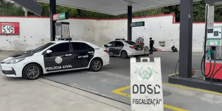 Operação da Polícia Civil de São Paulo cumpre mandados em postos de combustíveis suspeitos de ligação com o Primeiro Comando da Capital (PCC) no litoral de SP