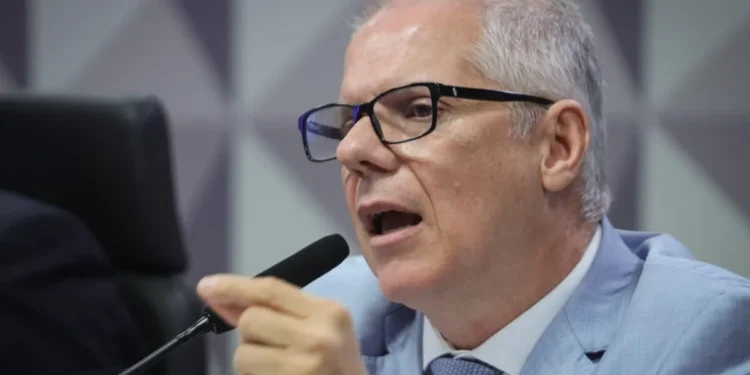 Ex-presidente do INSS preso permitiu R$ 2 bilhões em descontos após revelação da farra