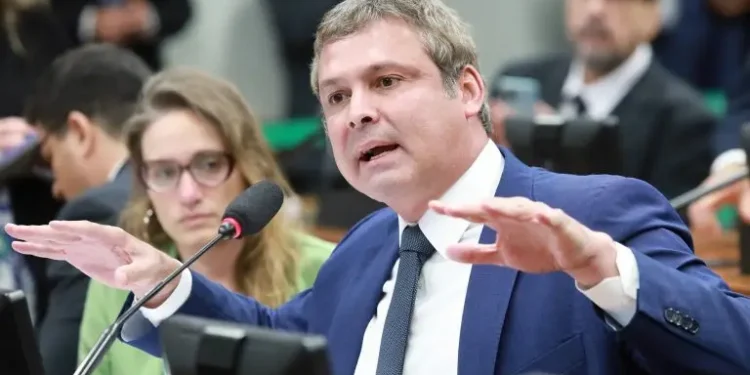 Lindbergh classifica ações de Hugo Motta como “imaturas”