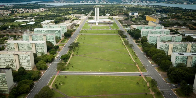 Brasil: 53 mil servidores ganham acima do teto do funcionalismo