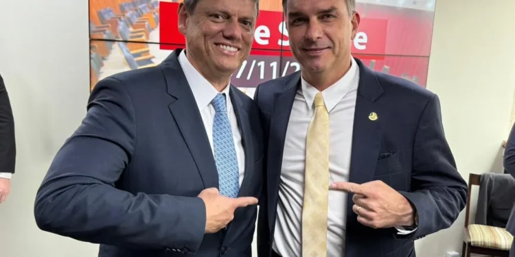Tarcísio declara apoio a Flávio Bolsonaro: “Terá nosso suporte”
