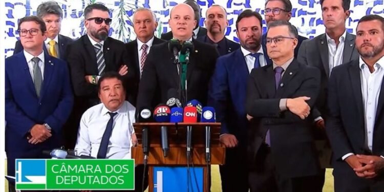 Oposição interrompe recesso e anuncia novo pedido de impeachment de Moraes e mira CPMI do Master