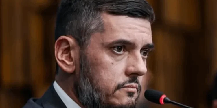 CCJ da Alerj aprova revogação de prisão de Rodrigo Bacellar