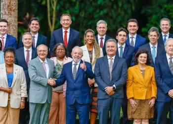 Quase metade dos ministros de Lula deixarão seus cargos