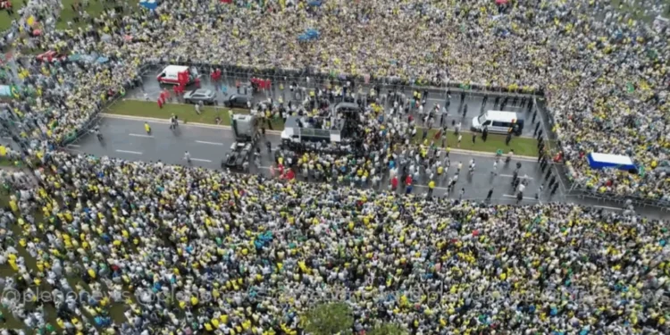 Ato liderado por Nikolas em Brasília reuniu cerca de 18 mil pessoas, aponta USP